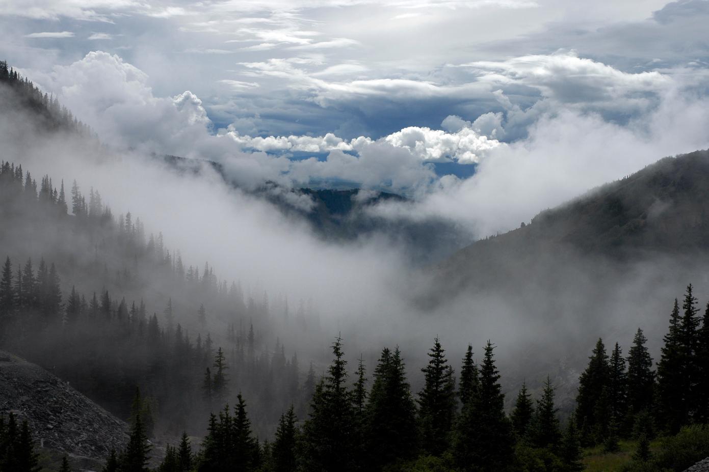 Pemandangan gunung bersalju dengan awan di sekitarnya